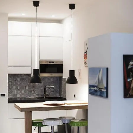 Borghese Flat With Terrace Lägenhet
