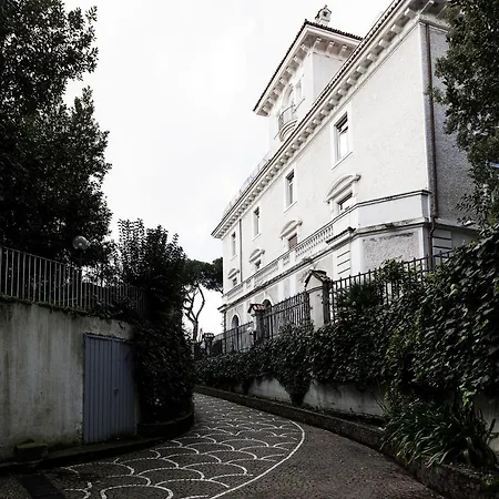 Borghese Flat With Terrace Lägenhet